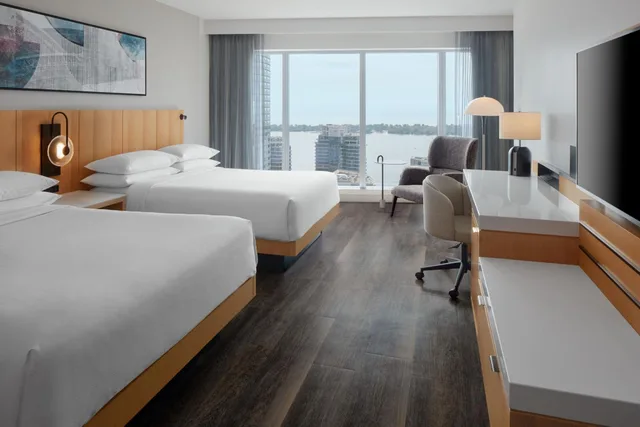Guest Room, 2 Queen Beds, Harbour View, Club Floor، Delta Toronto 1/4