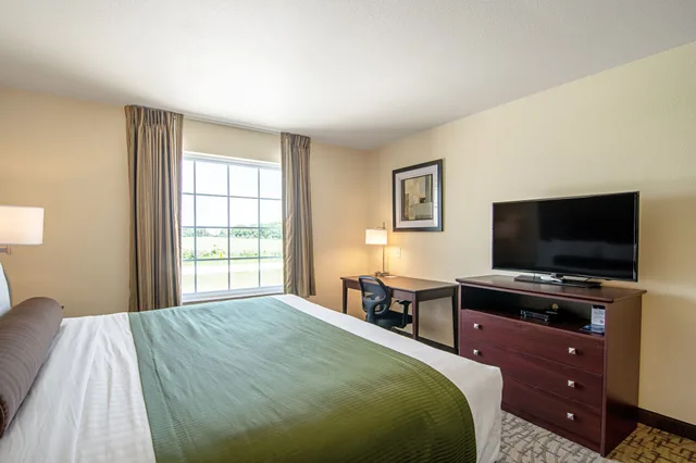 غرفة بسرير كينج، Cobblestone Hotel & Suites - Paxton 2/11