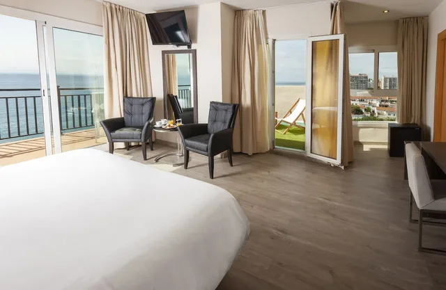 غرفة سوبيريور بسرير كوين بإطلالة على البحر بشرفة، Hotel Horitzo 2/5