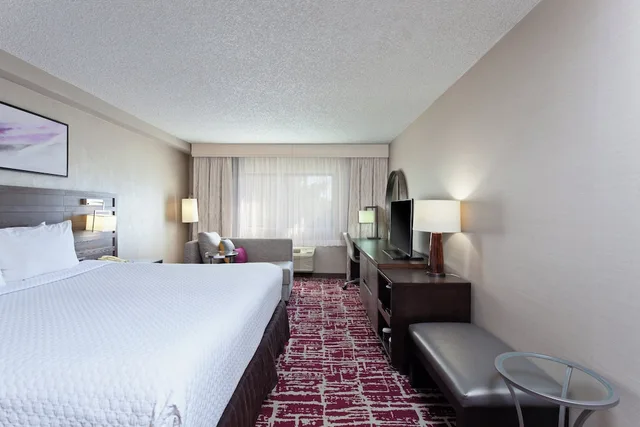غرفة قياسية بسرير كينج، Crowne Plaza Silicon Valley N - Union City 1/4