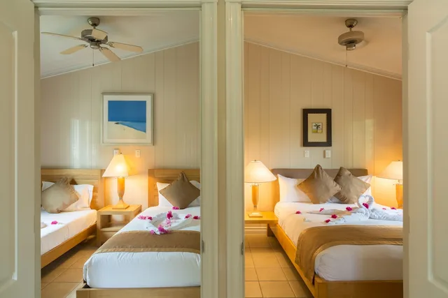 كوخ كلاسيكي بسرير كوين وسريرين منفصلين بإطلالة على الحديقة بغرفتي نوم مع أريكة، Kokomo Botanical Resort 3/6