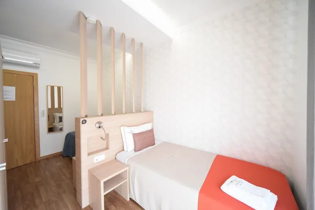 غرفة بسريرين منفصلين بحمام مشترك، My Charm Lisbon Suites 7/10