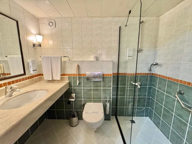 جناح جونيور بسرير كينج وسرير فردي بشرفة مع أريكة، Best Western Plus Khan Hotel 8/10