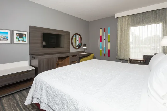 غرفة بسرير كينج بإطلالة على المدينة لذوي الإعاقة، HAMPTON INN ST. AUGUSTINE BEACH 1/4