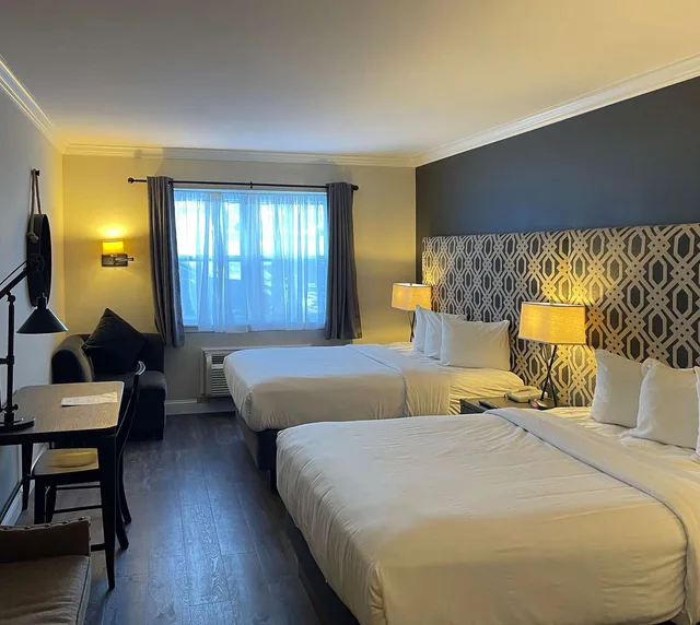 Upgrade, 2 Queen Beds، The Century House Ascend Hotel Collection 1/10