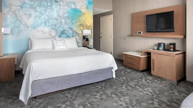 غرفة بسرير كينج مع أريكة لذوي الإعاقة، Courtyard Winter Haven 1/4