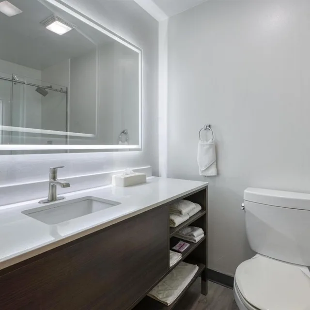 Room, King Bed, Lake Side, Hot Tub، Best Western Indian Oak 7/8