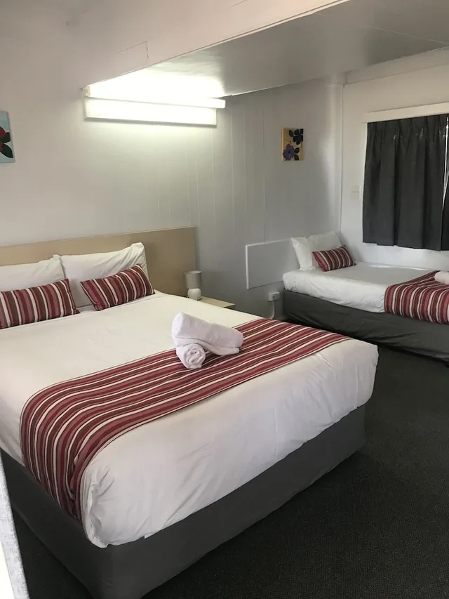 غرفة قياسية بسرير كوين وسرير فردي، KAPUTAR MOTEL - NARRABRI 1/7