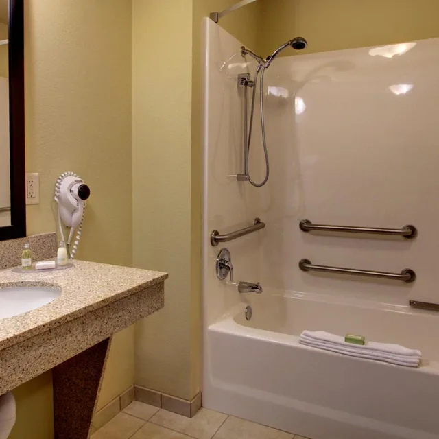 غرفة بسرير كوين لذوي الإعاقة، Cobblestone Inn & Suites - Harvey 8/8