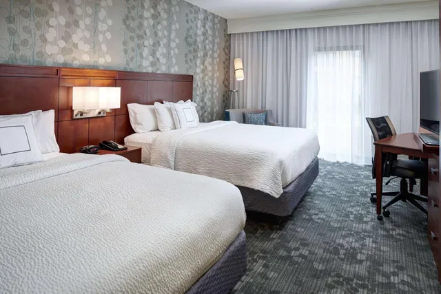 غرفة بسريرين كوين بحوض استحمام لذوي الإعاقة، AmericInn by Wyndham Brookfield 2/6