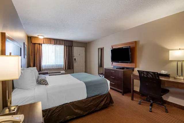 غرفة بسرير كوين، Surestay Plus Hotel By Best Western Salmon Arm 3/5