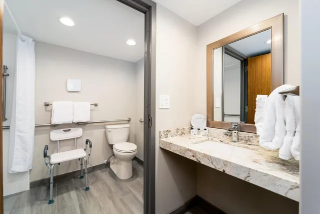 غرفة بسرير كينج وسرير كوين لذوي الإعاقة، MCM Elegante Hotel and Conference Center 2/3