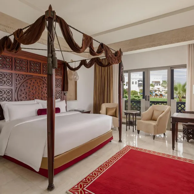 غرفة ديلوكس بسرير كينج بإطلالة على المسبح، Sharq Village & Spa, a Ritz-Carlton Hotel 2/5