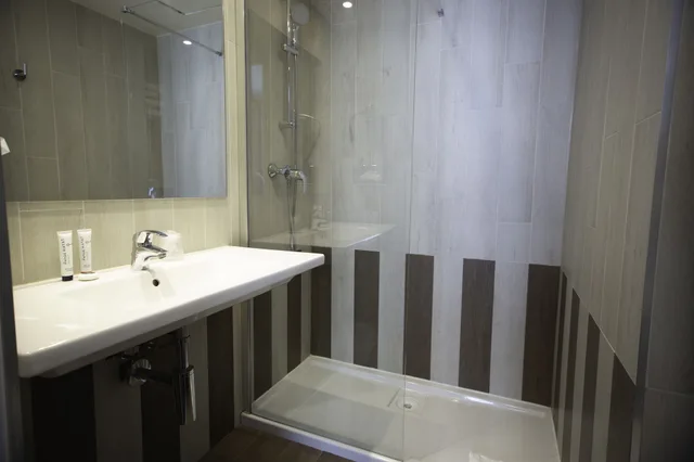 Adjoining, 2 Double Beds, Double and Twin Beds، Du Theatre 3/4