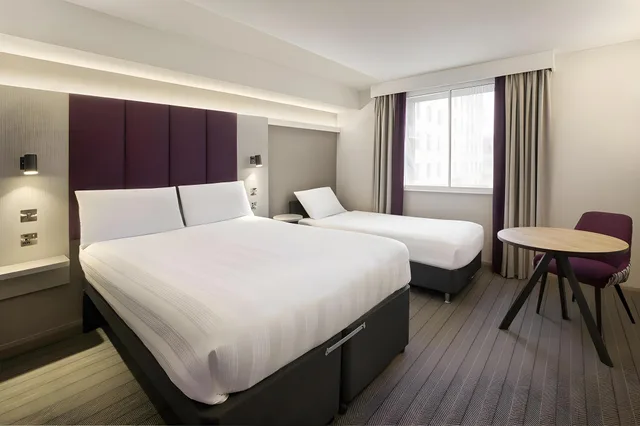 غرفة ثلاثية بسرير مزدوج مع أريكة، Premier Inn London Paddington - Paddington Station 1/1