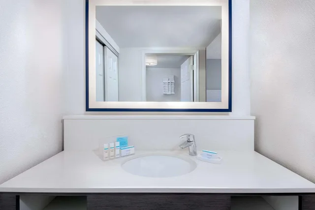 جناح بسريرين كوين مع أريكة بمطبخ، Hampton Inn & Suites Kansas City-Country Club Plaza 2/2