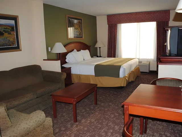 Suite, Magnuson Hotel Commerce 1/1