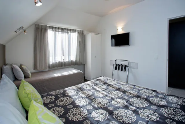 1 Bedroom, Apartment, Double and Twin Beds, Large, Cable Court Motel 9/10