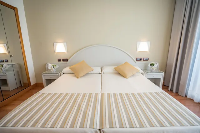 غرفة كومفورت بسرير مزدوج بشرفة بإطلالة جزئية على البحر، Gran Hotel Costa del Sol 4/6