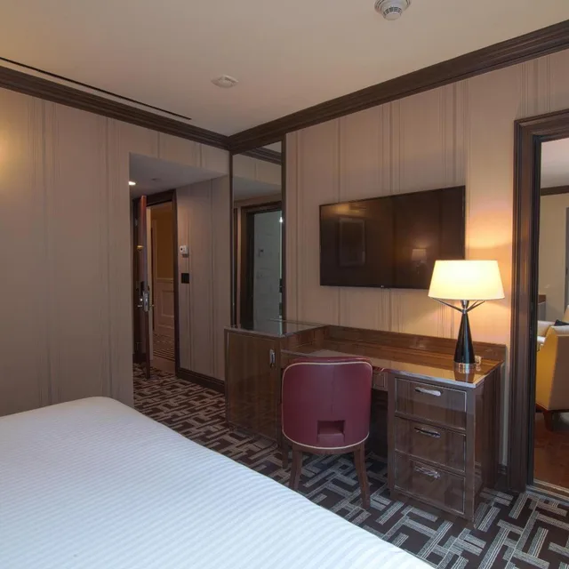2 Bedrooms, Executive, Suite, Sofa, The Iroquois New York 2/3