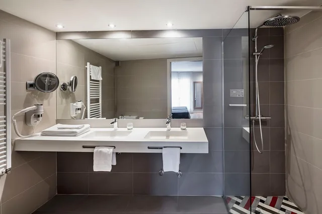 Renovated, Twin Beds, Balcony، Balneari Termes Victoria 2/2
