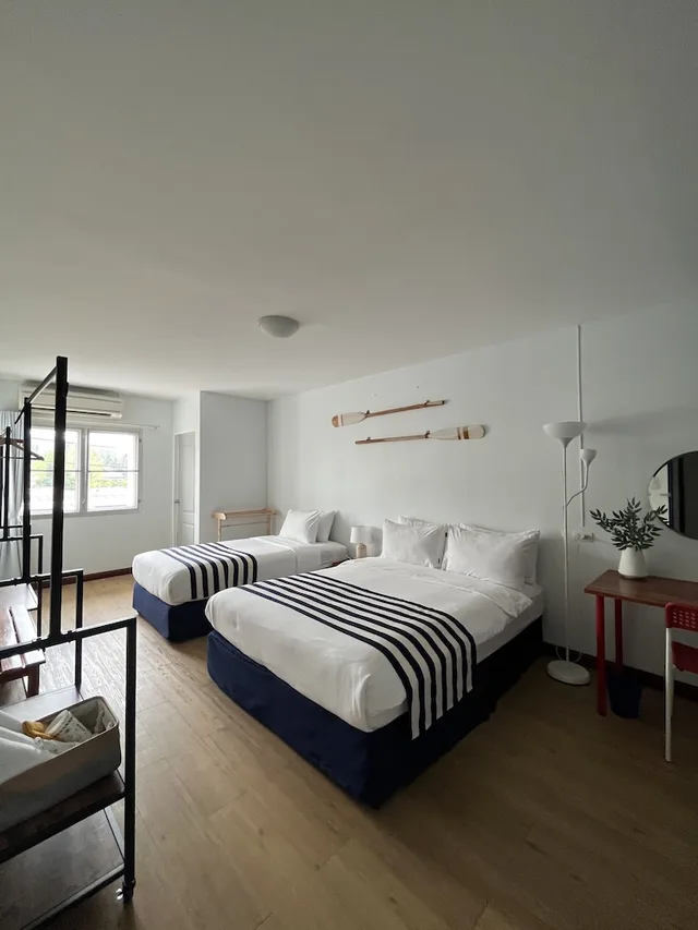 غرفة ثلاثية بسرير كوين وسرير فردي، Nautical Home Bed & Breakfast Khaolak 5/7