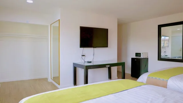 Renovated, Suite, 3 King Beds، Norwalk inn & suites 7/10