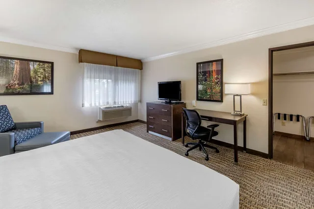 جناح بسرير كينج وسرير كوين بغرفتين، Best Western Town & Country Lodge 6/8