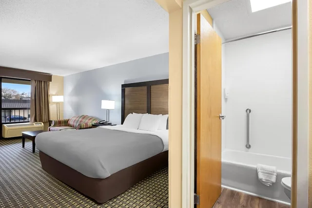 غرفة قياسية بسرير كينج للمدخنين، Quality Inn Perry - National Fairgrounds Area 1/10