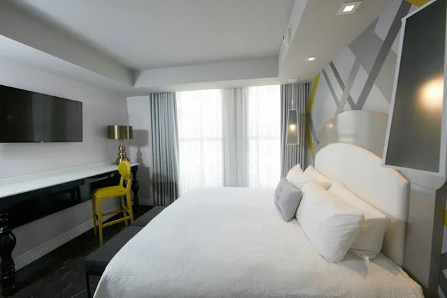 جناح كبير بسرير كينج بإطلالة على المدينة بغرفة نوم واحدة مع أريكة في طابق مرتفع، Elyton Hotel, Autograph Collection 1/5