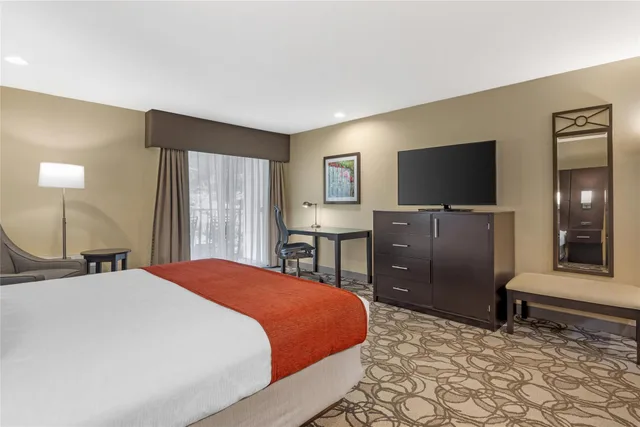 غرفة بسرير كينج بشرفة، Best Western Plus Plaza by the Green 5/7