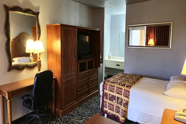 غرفة بسرير مزدوج، Castle Inn & Suites by OYO Lawton 2/4