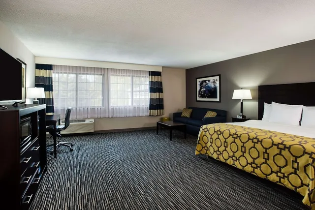 غرفة بسرير كينج لذوي الإعاقة، Baymont By Wyndham Madison West/Middleton Wi West 2/3