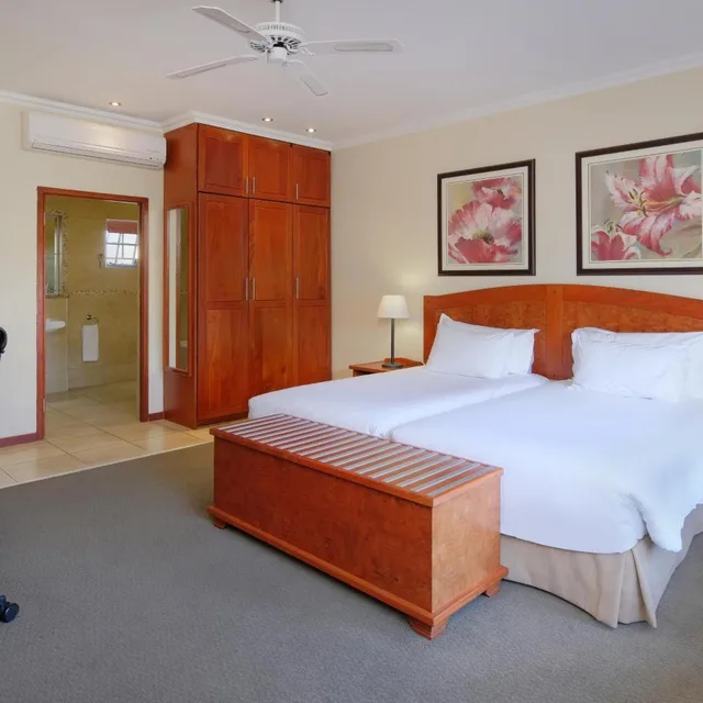 غرفة بسريرين منفصلين بإطلالة على الحديقة، Protea Hotel By Marriott Polokwane Ranch Resort 1/10