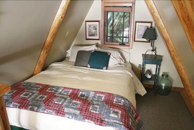 Cabin, King and Queen Bed, River Front، Weasku Inn 1/3
