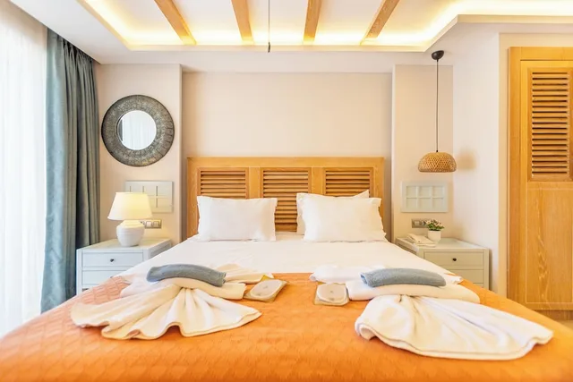 غرفة كومفورت بسرير كوين بإطلالة على البحر، Kalkan Saray Suites Hotel 3/10