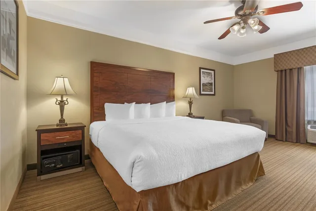 غرفة بسرير كينج، Best Western Plus Monica Royale Inn & Suites 2/3