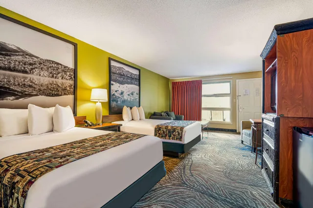 غرفة بسرير مزدوج بإطلالة على المسبح، Super 8 By Wyndham Lake George/Downtown 1/3