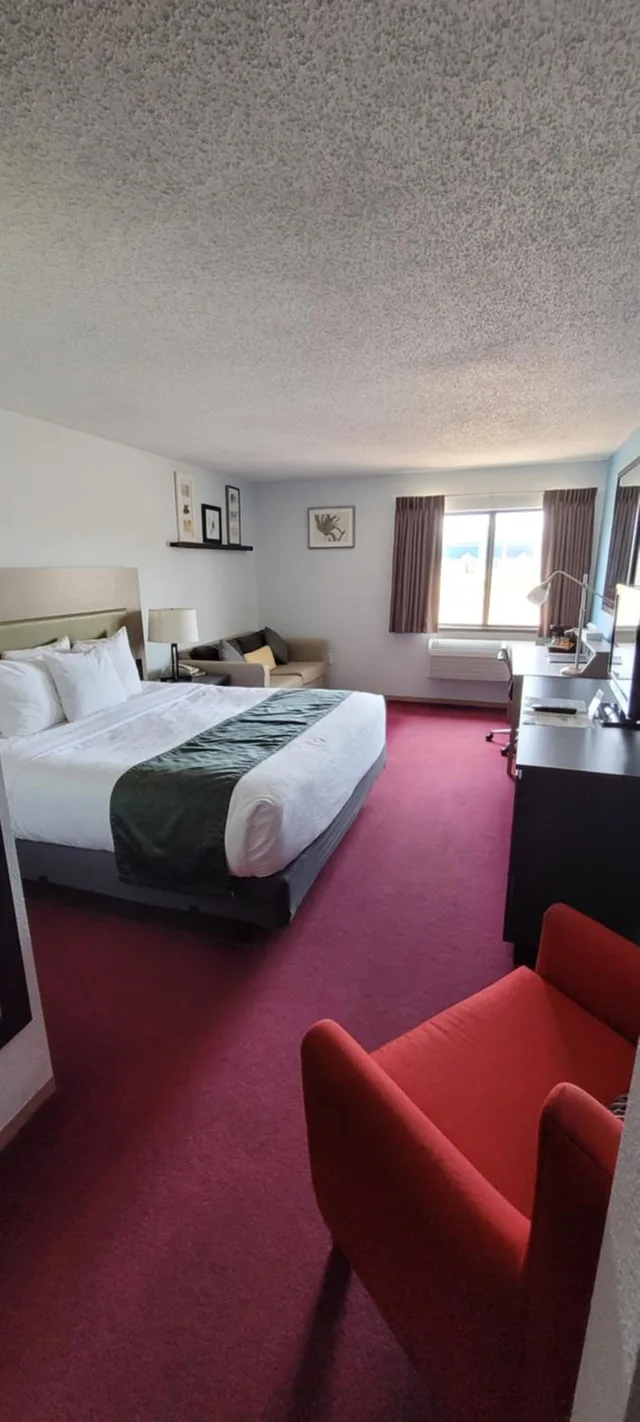 غرفة بسرير كينج مع أريكة، Pictured Rocks Inn & Suites 3/10