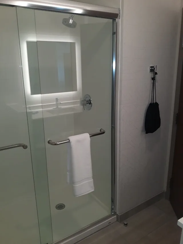 غرفة قياسية بسرير كينج لذوي الإعاقة، Holiday Inn Express and Suites Jackson 4/4