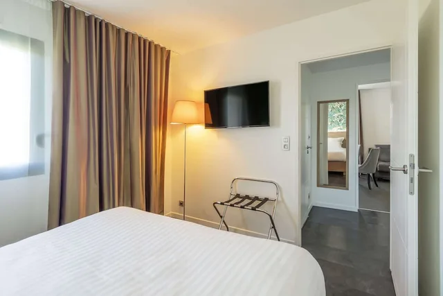 شقة بسرير كوين وسريرين منفصلين مع أريكة، Best Western Les Aureliades 2/3