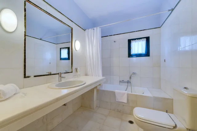 بنغل عائلي بسريرين منفصلين بإطلالة على الحديقة بشرفة بغرفة نوم واحدة مع أريكة، Kalimera Kriti Hotel And Village Resort 2/2