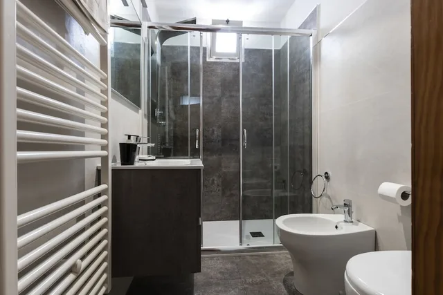 غرفة ثلاثية بسرير كوين وسرير فردي، B&B Vittoria 7/9
