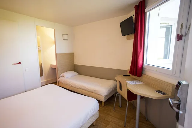 Standard, 1 Double and 1 Single Bed, Premiere Classe Cherbourg Tourlaville 5/10