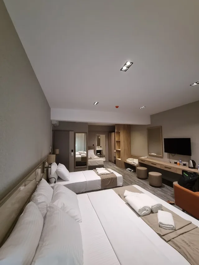 غرفة بزنس رباعية بسرير كوين وسريرين منفصلين، Kalfa Hotel 2/2
