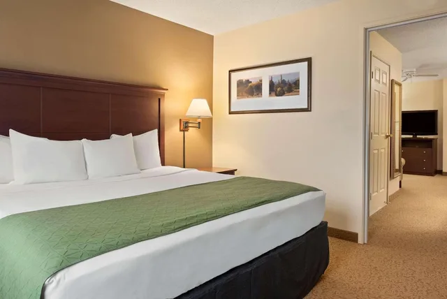 جناح بسرير كينج بحوض جاكوزي، Country Inn and Suites by Radisson Stevens Point WI 1/2