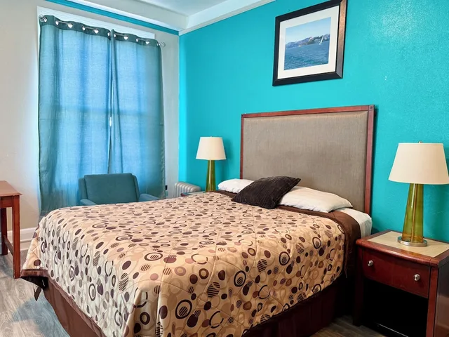 غرفة قياسية بسرير كوين بحمام خاص، Admiral Hotel 9/10