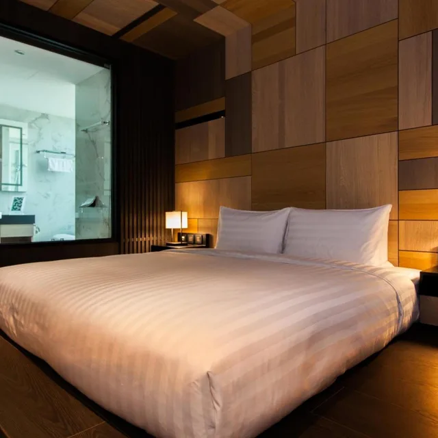 جناح تنفيذي، Hotel East 2/7