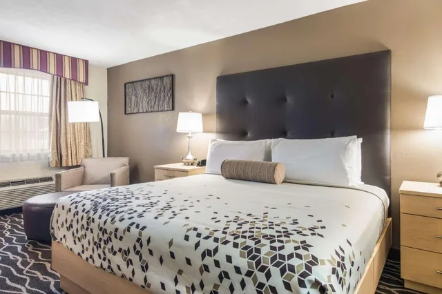 غرفة قياسية بسرير كينج لذوي الإعاقة، Americas Best Value Inn Alliance 2/6