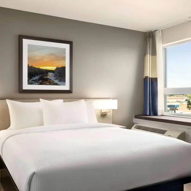 جناح بسرير كينج وسرير كوين بغرفة نوم واحدة، Microtel Inn & Suites Montreal Airport-Dorval QC 1/3